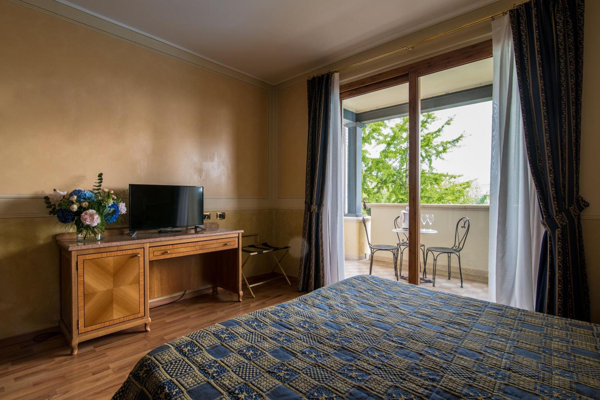 Hotel Porta Del Sole 소리아노델라고 외부 사진
