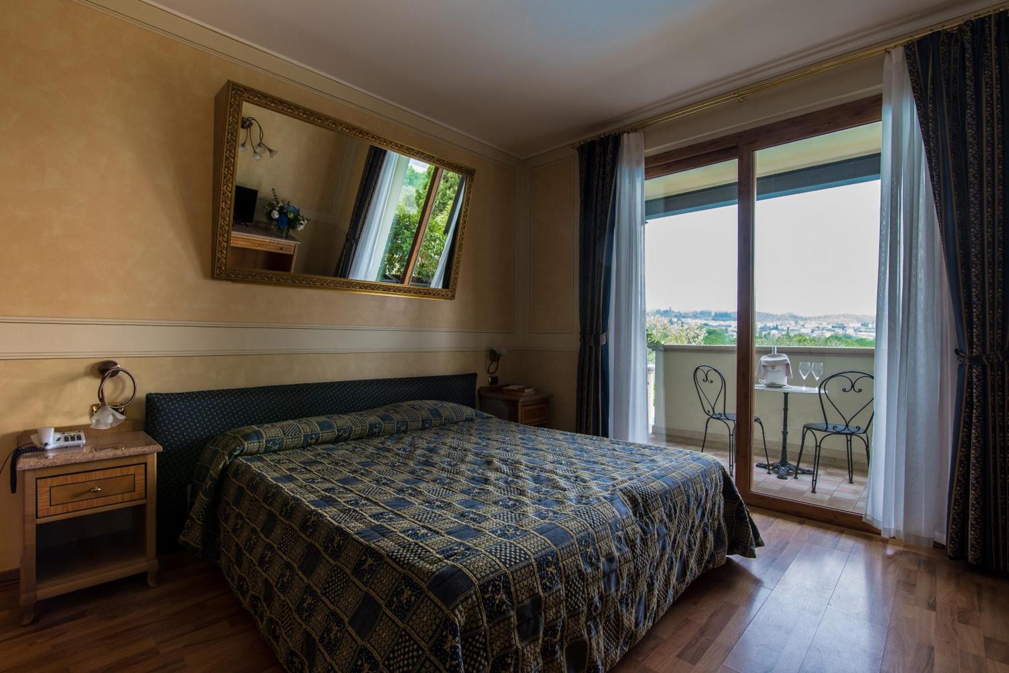 Hotel Porta Del Sole 소리아노델라고 외부 사진